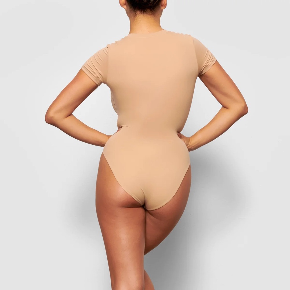 SKIMS Fits Everybody T-Shirt Bodysuit | Clay - Picture 4 of 7